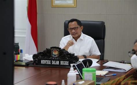 Mendagri Terbitkan Instruksi Soal Penyesuaian PPKM Natal Tahun Baru 2022