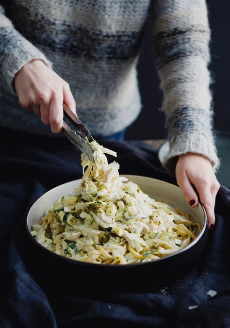 Fettucine en sauce crémeuse au pesto au poulet Trois fois par jour