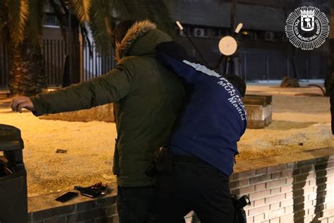 CINCO DETENIDOS EN CARABANCHEL POR ORGANIZAR UNA FIESTA Y AGREDIR A LA