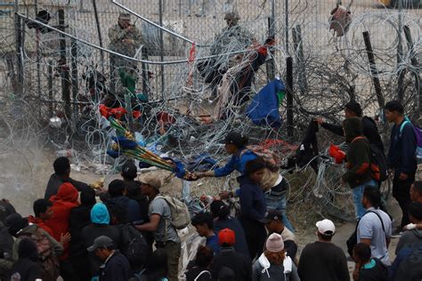 Fotos Agentes De La Guardia Nacional Texana Golpean A Migrantes Que