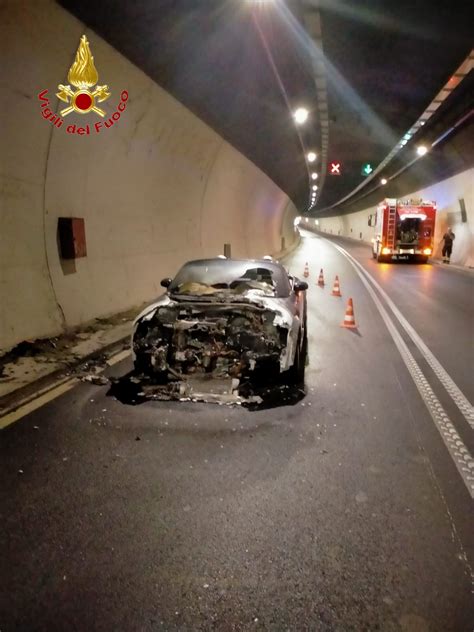 LA FOTO Auto distrutta dalle fiamme nella galleria ecco cosa è successo