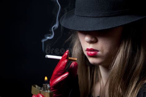 Meisje Van De De Sigaret Jonge Manier Van De Blonde Het Rokende Stock Foto Image Of Meisje