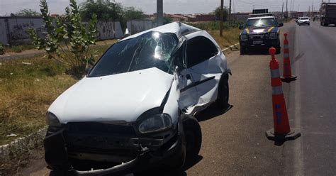 G1 Carro cruza Av Sete de Setembro e bate em caminhão em Petrolina