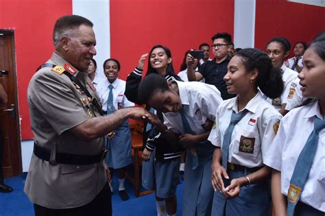 Over 3,000 Papuan Students Get Higher Education Scholarships - Dikebenaran