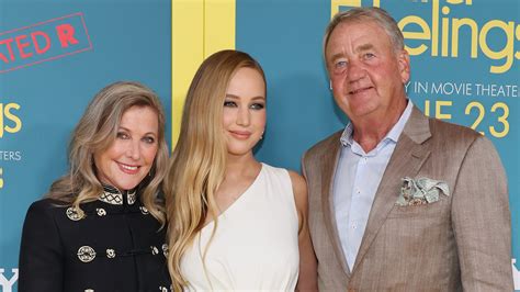 Jennifer Lawrence Brings Her Parents To 'No Hard Feelings' Premiere ...