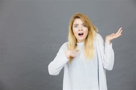 Jeune Femme Blonde Confuse Faisant Des Gestes Avec Des Mains Photo Stock Image Du Inconnu