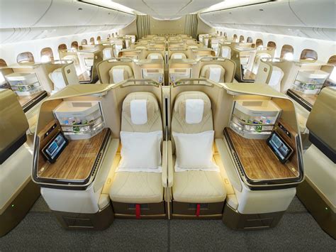 Emirates estreia o primeiro Boeing 777 renovado em voo para Genebra ...