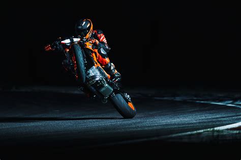 IM NAKED NOVEMBER PRÄSENTIERT KTM AUFREGENDE NEUE MODELLE KTM KOSAK