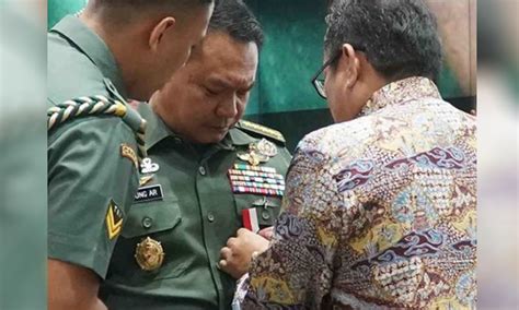 Kasad Jenderal TNI Dudung Abdurachman Dapat Pin Emas SMSI Malutsatu