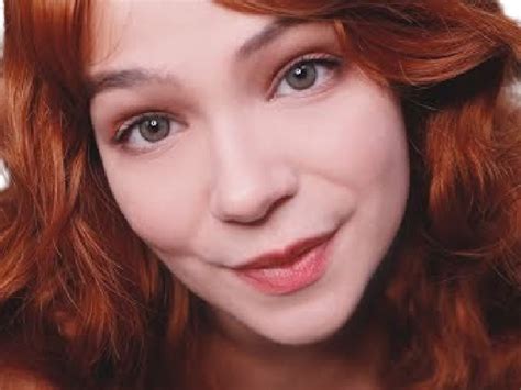 Sticker De ElleDansTonLit Sur Maimy Nyan Femme Latina Rousse Sceptique Doute Malaise Pas Convaincue