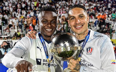 Paolo Guerrero é campeão da Sul Americana Coluna do Fla