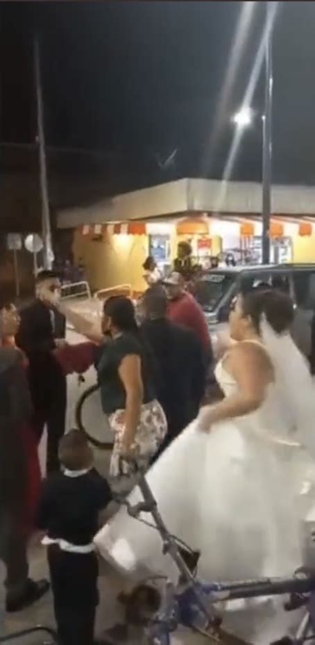 En Ecuador policías detuvieron a novio en plena boda por deber pensión