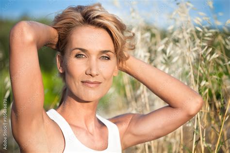 Portrait De Femme Blonde Ans Dans Les Champs Stock Photo Adobe Stock