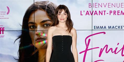 Je suis dans tous les épisodes Emma Mackey rassure un peu les fans de Sex Education Voici