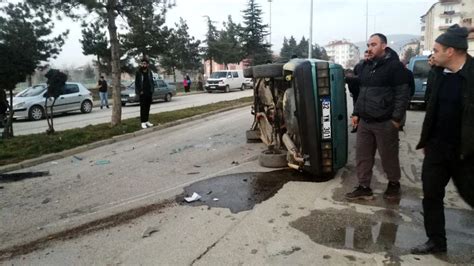 Isparta da otomobil elektrik panosuna çarparak yan yattı Son Dakika