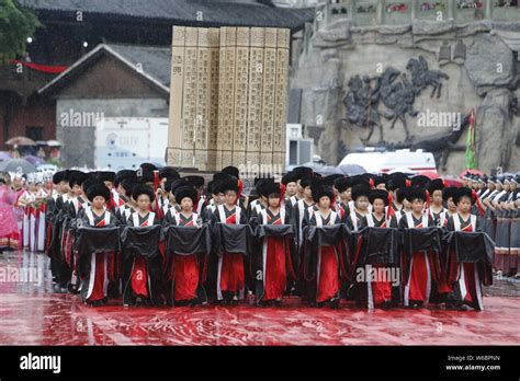 Los Chinos De Etnia Miao Vestidas En Trajes Tradicionales Realice Al