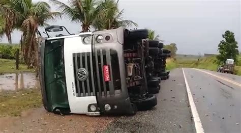 Carreta Tomba Durante Vendaval Na Br 101 Em Itabela Queda De árvores