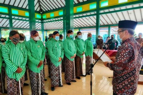 Abdi Dalem Keraton Lelestarikan Budaya Antara News Jambi