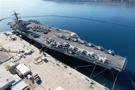 Fotos Porta Avi Es Uss George H W Bush Cvn Atracado Em Souda