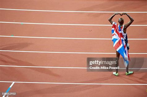 Mo Farahs Mobot Pose Photos And Premium High Res Pictures Getty Images