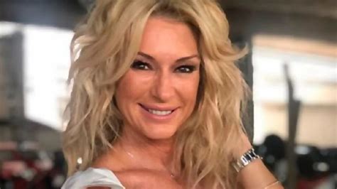 A los 53 años Yanina Latorre jugueteó con una bikini nude y enseñó su retaguardia a cámara