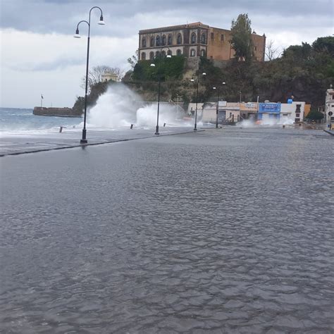 Maltempo Isole Eolie Non Pi Raggiungibili I Marosi Flagellano Coste