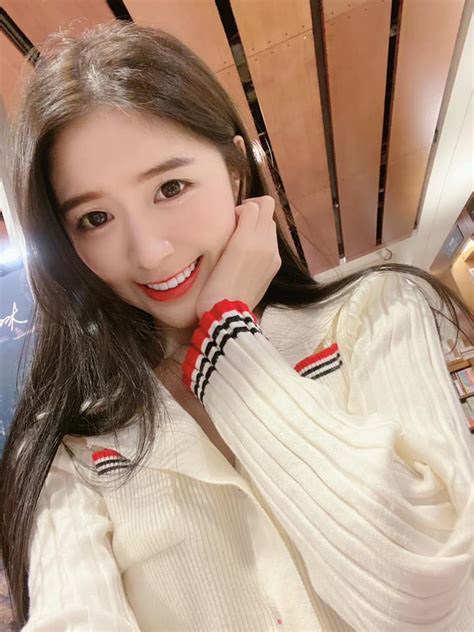 Chỉ ngồi ăn mì nàng hot girl nhanh chóng nổi như cồn trên mạng cộng đồng mạng vào tìm info hóa