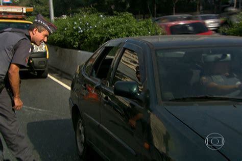 V Deo Motorista Passa Mal E Morre Ao Volante No Meio Da Av De Maio