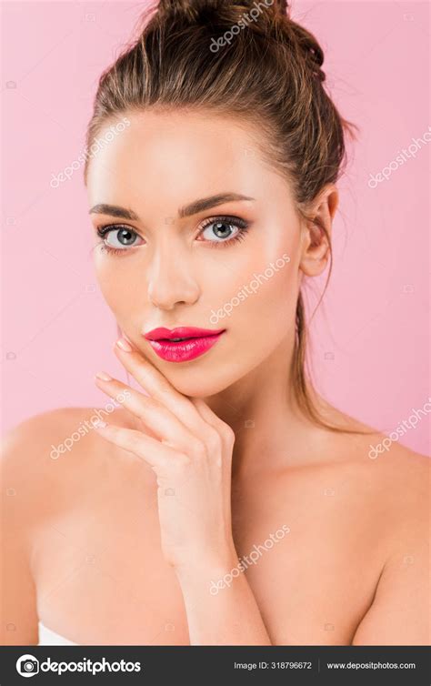 Hermosa Mujer Desnuda Con Labios Rosados Posando Con Mano Cerca