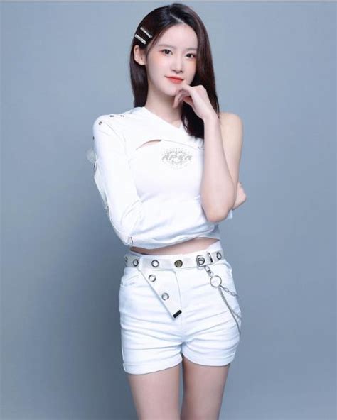 Hot Issue Profile Age Birthday Height Facts