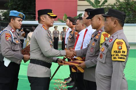 Momen Hari Bhayangkara Ke 77 Sejumlah Personel Polres Metro Mendapat