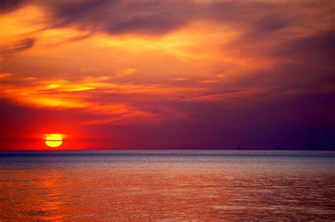 Sunset on Lake Michigan with Chicago Skyline on the horizon [2048x1360 ...