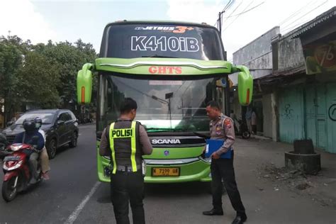 Korban Tertabrak Bus Gunung Harta Yang Terobos Lampu Merah Di Pertigaan