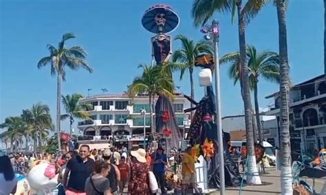 Atraen a miles las enormes catrinas y altares en el malecón este Día de