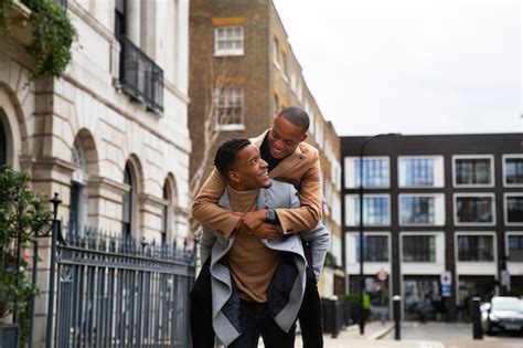 Casal gay cavalgando enquanto estava feliz em um encontro Foto Grátis