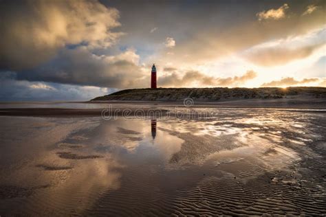 Rode Vuurtoren In Noordzee Stock Afbeelding Image Of Golfbreker