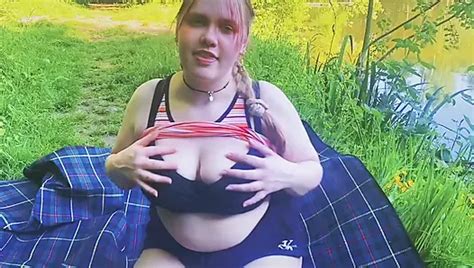Une BBW Se Balade Et Se Masturbe Dehors XHamster