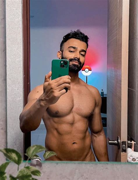 Shirtless Bollywood Men Insta Hottie Takes It All Off The Sexy Nude Mirror Selfie