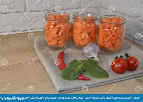 Cenouras Cortadas Em Partes Diferentes Em Uma Bacia Foto De Stock