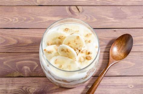 Plain yogurt with banana and almond butter de 291 1 Kcal Receta fácil