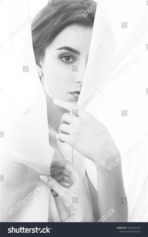 175 721 Naked Woman White Background Images Stock Photos Vectors Shutterstock