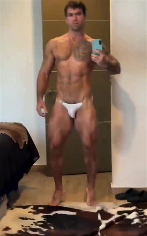 Alpha muscled man showing off his hot body ThisVid 日本語で