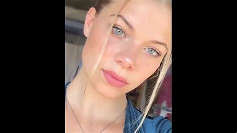 Sofie Wortelboer Op Zoek Naar Wat Extra Volgers Poseert In Lingerie Voor Haar Spiegel