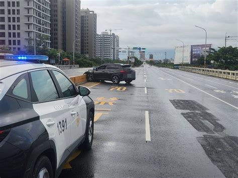 端午節台南天雨路滑 轎車失控自撞車頭全毀 社會萬象 社會 聯合新聞網