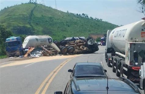 Carreta Tomba Derrama Carga E Interdita Trecho Da BR 040 Correio Online