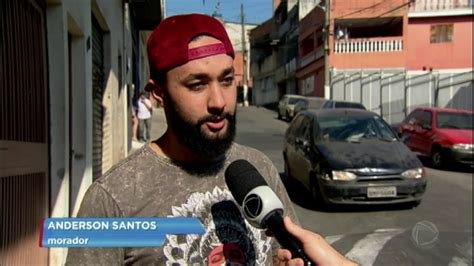 Moradores Constroem Lombada Em Descida De Rua Para Impedir Acidentes