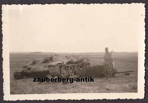 Foto Wehrmacht Soldat Vor Beutepanzer Russischer T Gesprengter Turm