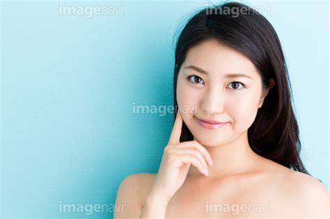 【指を頬に当てた若い女性】の画像素材 31193604 写真素材ならイメージナビ