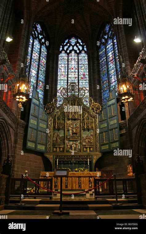 El Altar Y Las Vidrieras En La Capilla De La Virgen En La Catedral