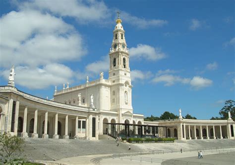 Город Фатима – центр христианского паломничества в Португалии